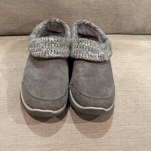 Sketchers light grey